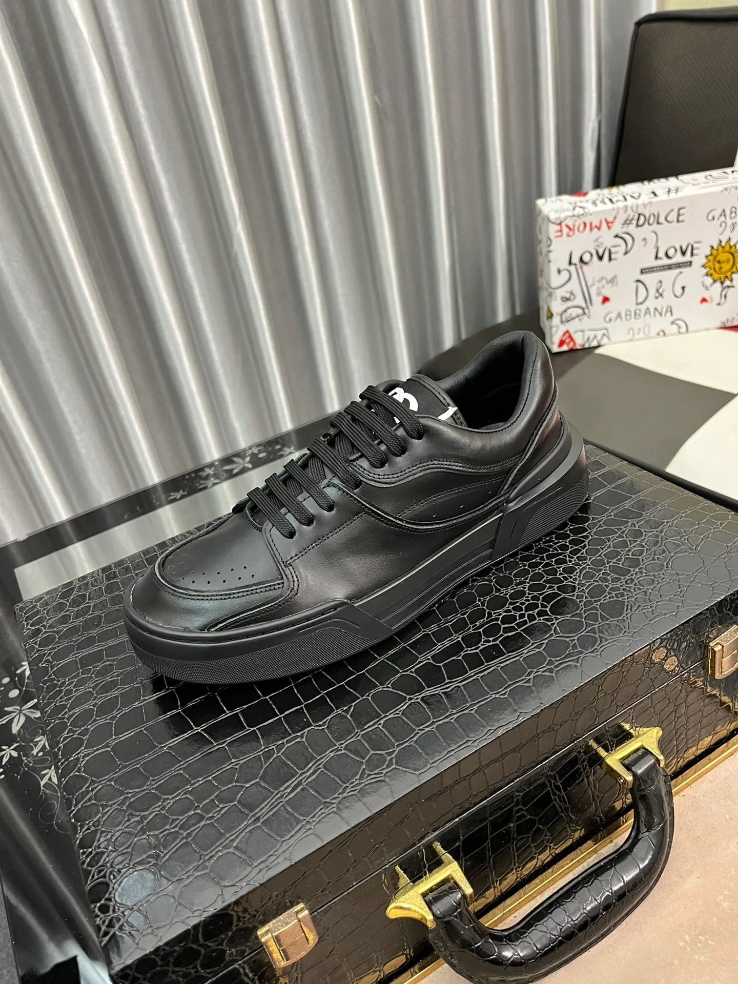 Men's shoes 💰480⌚️⌚️【DG～】Men's casual shoes are on sale simultaneously in 2022z cabinets 🔷Multiple colors🔜Handmade upper with graffiti fabric ➕Genuine leather lining, comfortable and breathable, sole: original comfortable handmade graffiti wear-resistant outsole, ⚠️real thing📱photography🎬the real thing is better. Code number 38-445⃣️Color optional